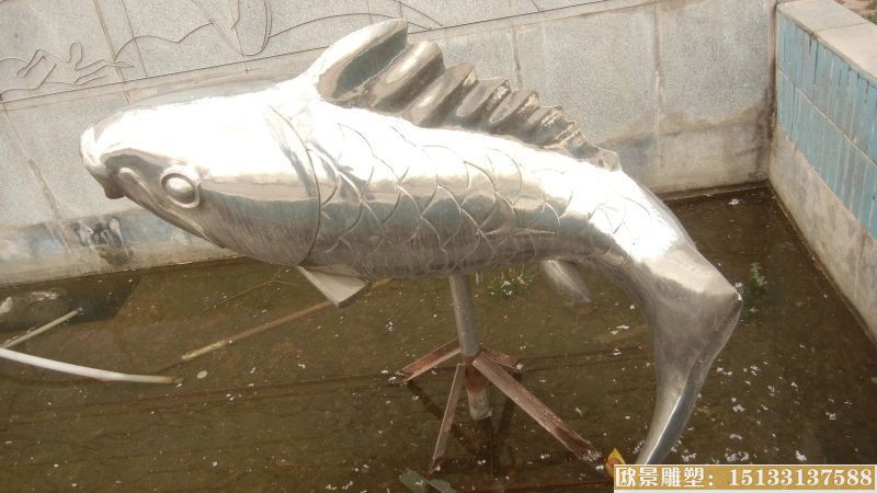 不锈钢原色金鱼雕塑5